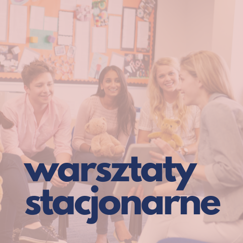 Grupa osób siedząca w kręgu. Trenerka pokazuje coś grupie na tablecie.